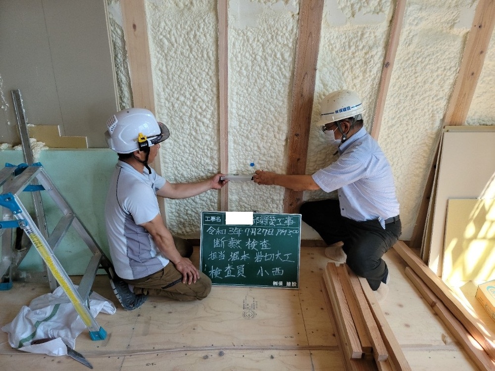 MH様邸断熱材吹き付け状況