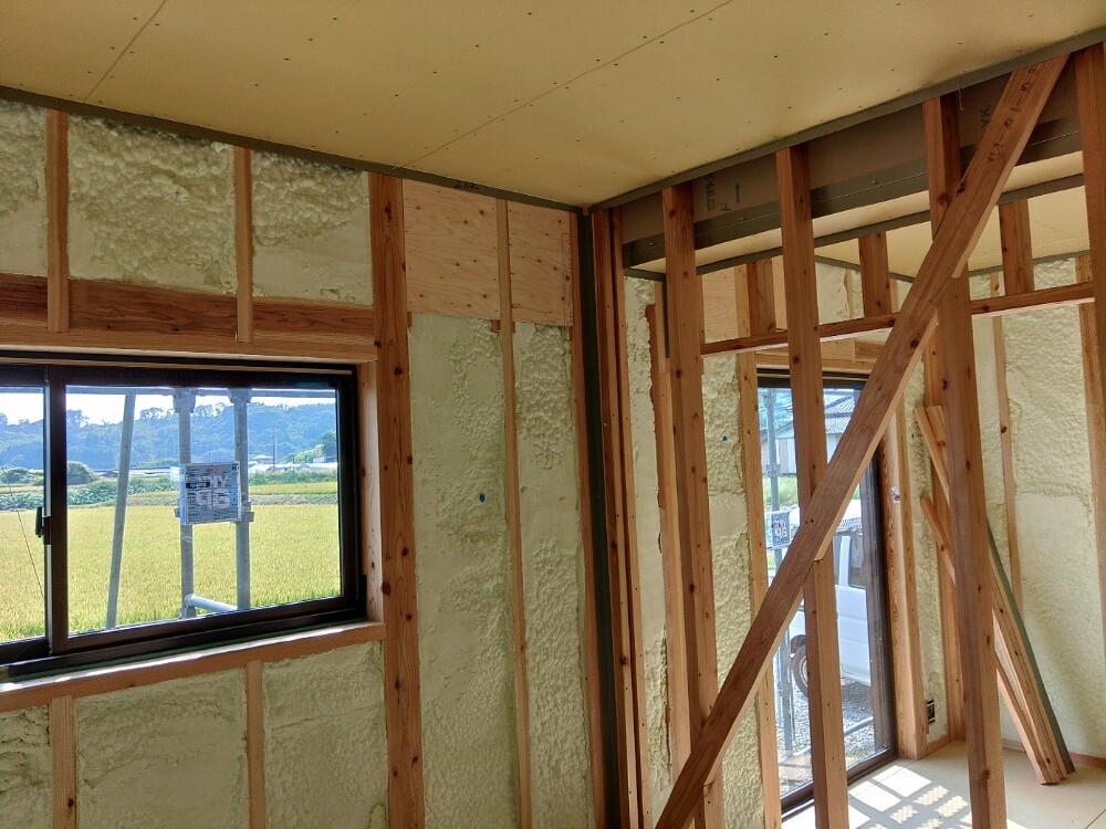 AY様邸　断熱材吹き付け状況（SDGs取り組みの一つ）