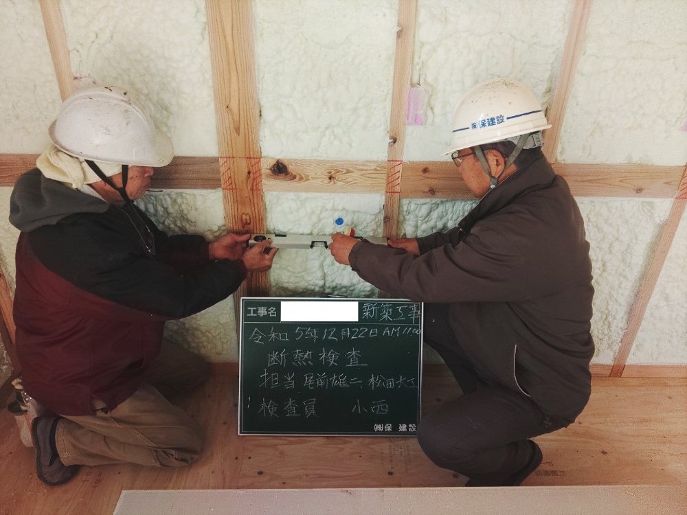 KN様邸　断熱材吹き付け状況（SDGs取り組みの一つ）