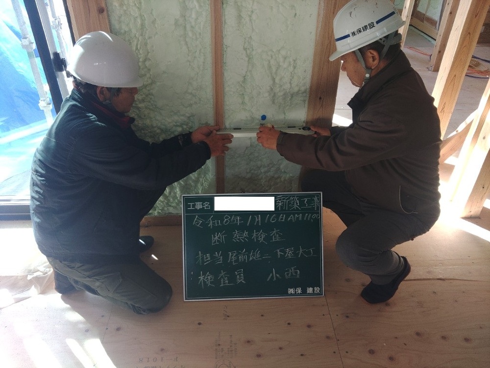 IH様邸　断熱材吹き付け状況（SDGs取り組みの一つ）