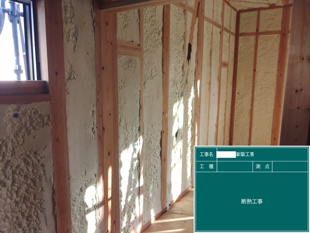 KK様邸　断熱材吹き付け状況（SDGs取り組みの一つ）