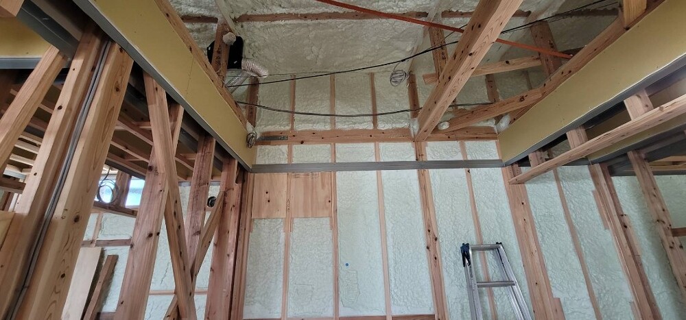 上ノ原モデルNo.1　断熱材吹き付け状況（SDGs取り組みの一つ）