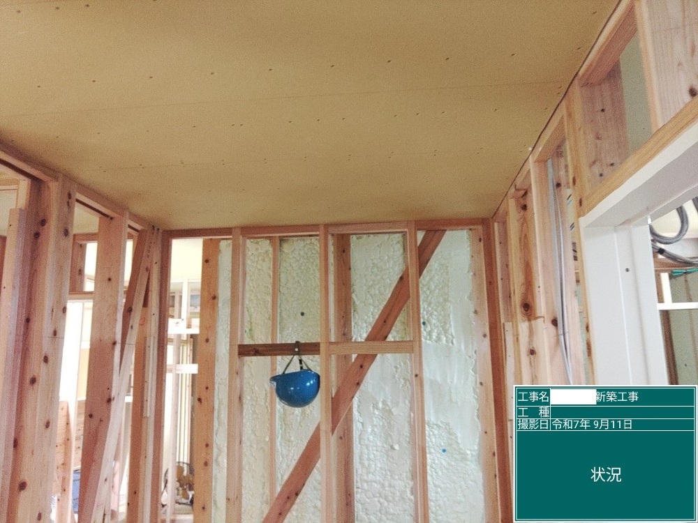KK様邸　断熱材吹き付け状況（SDGs取り組みの一つ）