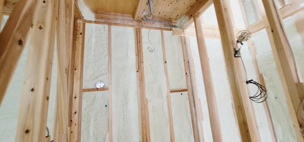 NY様邸　断熱材吹き付け状況（SDGs取り組みの一つ）