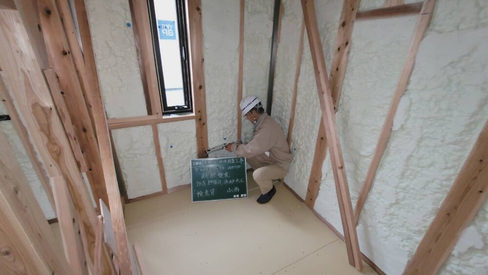 木脇モデルハウスNo.18　断熱材吹き付け状況（SDGs取り組みの一つ）
