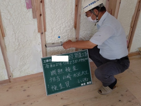 TY様邸　断熱材吹き付け状況