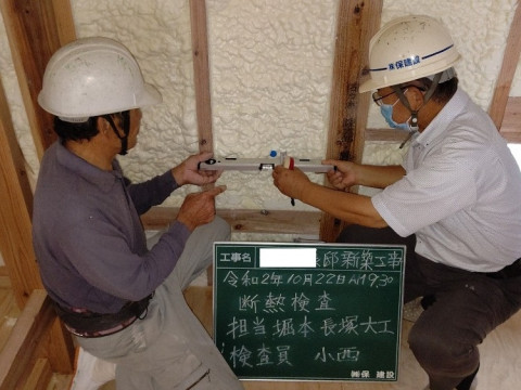 SR様邸　断熱材吹き付け状況