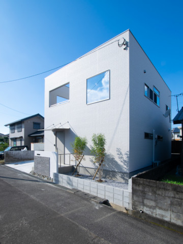 中庭で1階と2階をつなぐテラスハウス
