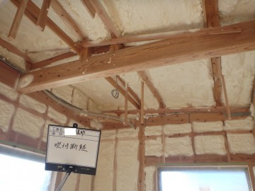 断熱材吹き付け状況