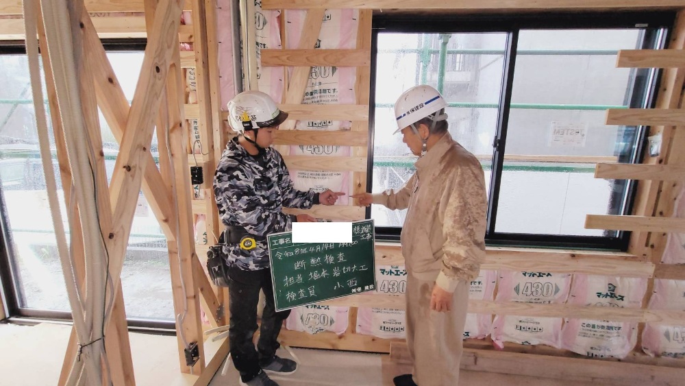 C様邸　断熱材吹き付け状況（SDGs取り組みの一つ）