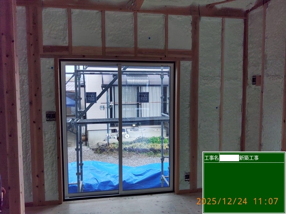 TT様邸　断熱材吹き付け状況（SDGs取り組みの一つ）