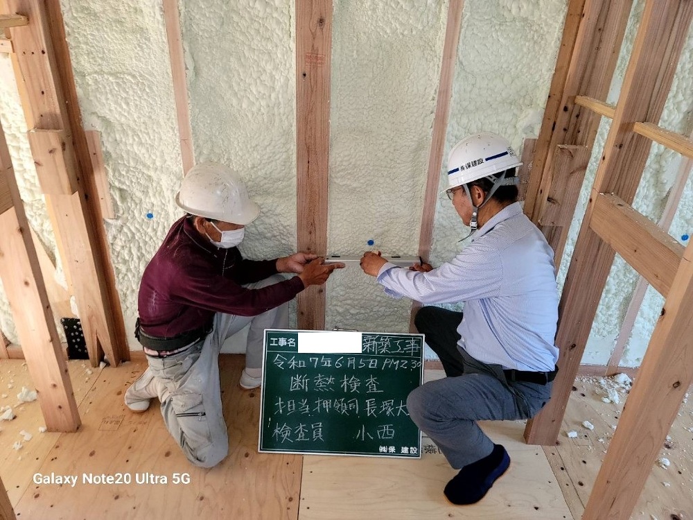MK様邸　断熱材吹き付け状況（SDGs取り組みの一つ）