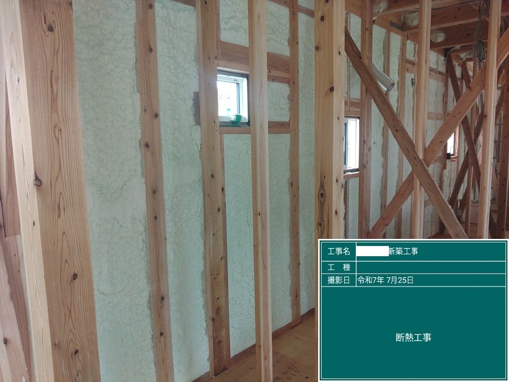 KK様邸　断熱材吹き付け状況（SDGs取り組みの一つ）